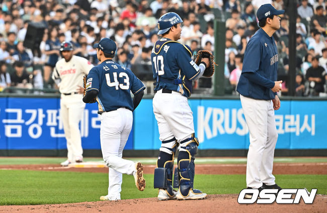 [OSEN=부산, 이석우 기자] 31일 부산 사직야구장에서 2024 신한 SOL 뱅크 KBO 리그 롯데 자이언츠와 NC 다이노스의 경기가 열렸다. 롯데는 한화에 스윕패를 당하고 분위기 반전을 노리며 퓨처스리그에서 3경기 연속 무실점 투구를 한 김진욱을 선발로, 7연패 중인 NC는 2년차 우완 신영우를 선발로 내세워 연패 탈출과 데뷔 첫 승을 노린다.NC 다이노스 선발 투수 신영우가 1회말 3실점 후 교체되고 있다. 2024.05.31 / foto0307@osen.co.kr