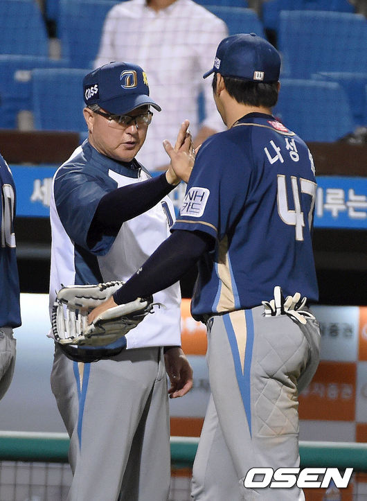 [OSEN=김영민 기자] NC 시절 김경문 감독이 나성범과 하이파이브하고 있다. 2014.05.27 /ajyoung@osen.co.kr