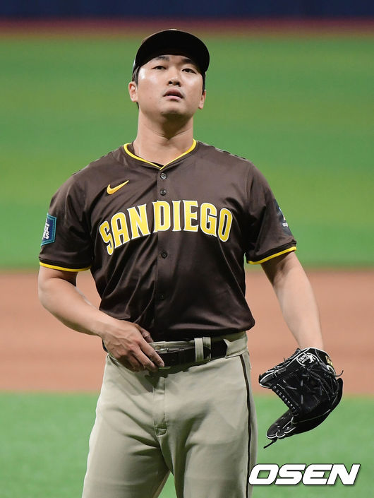 [OSEN=지형준 기자] MLB 월드투어 스페셜게임에서 LG 이재원에게 투런포를 허용한 샌디에이고 고우석이 아쉬워하고 있다. 2024.03.18 / jpnews@osen.co.kr