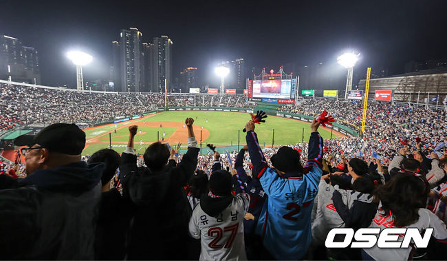 [OSEN=부산, 이석우 기자] 29일 부산 사직구장에서 2024 신한 SOL 뱅크 KBO 리그 롯데 자이언츠와 NC 다이노스의 경기가 열렸다. 롯데 자이언츠 팬들이 NC 다이노스와의 홈 개막전 경기에서 6회말 전준우의 홈런에 환호하고 있다. 2024.03.29 / foto0307@osen.co.kr