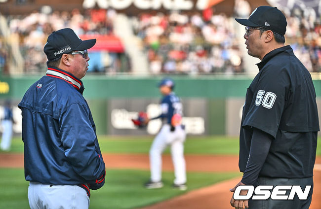 [OSEN=부산, 이석우 기자] 1일 부산 사직야구장에서 2024 신한 SOL 뱅크 KBO 리그 롯데 자이언츠와 NC 다이노스의 경기가 열렸다. 전날 연패 탈출한 롯데는 위닝시리즈를 위해 이민석을 선발로, 8연패에 빠진 NC는 연패 탈출을 위해 카스타노를 선발로 내 세웠다.롯데 자이언츠 김태형 감독이 3회초 수비를 끝내고 이닝 교체때 김정국 1루심과 얘기를 하고 있다. 2024.06.01 / foto0307@osen.co.kr