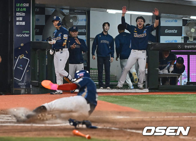 [OSEN=부산, 이석우 기자] 1일 부산 사직야구장에서 2024 신한 SOL 뱅크 KBO 리그 롯데 자이언츠와 NC 다이노스의 경기가 열렸다. 전날 연패 탈출한 롯데는 위닝시리즈를 위해 이민석을 선발로, 8연패에 빠진 NC는 연패 탈출을 위해 카스타노를 선발로 내 세웠다.NC 다이노스 박건우가 8회초 1사 3루 손아섭의 역전 좌익수 희생 플라이 때 득점을 올린 한석현을 보며 환호하고 있다. 2024.06.01 / foto0307@osen.co.kr