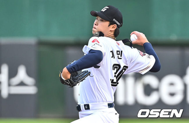 [OSEN=부산, 이석우 기자] 1일 부산 사직야구장에서 2024 신한 SOL 뱅크 KBO 리그 롯데 자이언츠와 NC 다이노스의 경기가 열렸다. 전날 연패 탈출한 롯데는 위닝시리즈를 위해 이민석을 선발로, 8연패에 빠진 NC는 연패 탈출을 위해 카스타노를 선발로 내 세웠다.롯데 자이언츠 선발 투수 이민석이 역투하고 있다. 2024.06.01 / foto0307@osen.co.kr