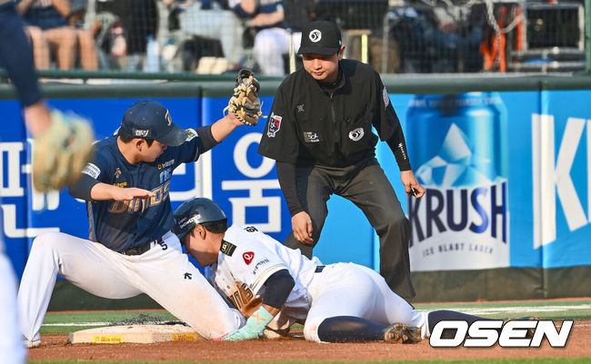 [OSEN=부산, 이석우 기자] 1일 부산 사직야구장에서 2024 신한 SOL 뱅크 KBO 리그 롯데 자이언츠와 NC 다이노스의 경기가 열렸다. 전날 연패 탈출한 롯데는 위닝시리즈를 위해 이민석을 선발로, 8연패에 빠진 NC는 연패 탈출을 위해 카스타노를 선발로 내 세웠다.롯데 자이언츠 황성빈이 3회말 1사 1루 고승민 타석때 3루 도루 아웃되고 있다. 2024.06.01 / foto0307@osen.co.kr