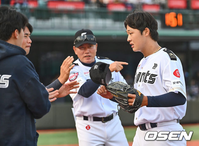 [OSEN=부산, 이석우 기자] 1일 부산 사직야구장에서 2024 신한 SOL 뱅크 KBO 리그 롯데 자이언츠와 NC 다이노스의 경기가 열렸다. 전날 연패 탈출한 롯데는 위닝시리즈를 위해 이민석을 선발로, 8연패에 빠진 NC는 연패 탈출을 위해 카스타노를 선발로 내 세웠다.롯데 자이언츠 선발 투수 이민석이 5회초 2사 만루 NC 다이노스 권희동을 삼진으로 잡고 하이파이브를 하고 있다. 2024.06.01 / foto0307@osen.co.kr