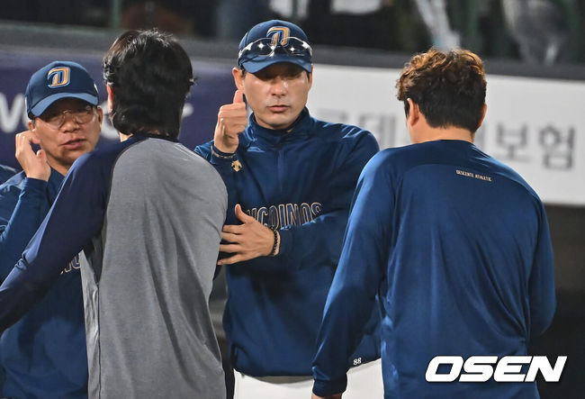 [OSEN=부산, 이석우 기자] 1일 부산 사직야구장에서 2024 신한 SOL 뱅크 KBO 리그 롯데 자이언츠와 NC 다이노스의 경기가 열렸다. 전날 연패 탈출한 롯데는 위닝시리즈를 위해 이민석을 선발로, 8연패에 빠진 NC는 연패 탈출을 위해 카스타노를 선발로 내 세웠다.NC 다이노스 강인권 감독이 롯데 자이언츠에 4-2로 승리, 8연패 탈출에 성공하고 선수들과 하이파이브를 하고 있다. 2024.06.01 / foto0307@osen.co.kr