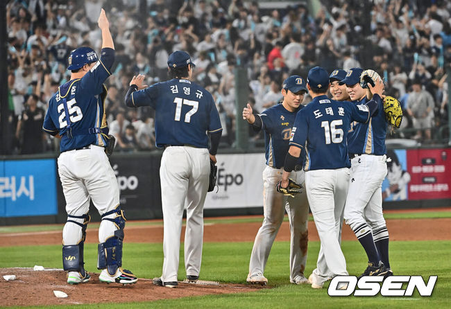 [OSEN=부산, 이석우 기자] 1일 부산 사직야구장에서 2024 신한 SOL 뱅크 KBO 리그 롯데 자이언츠와 NC 다이노스의 경기가 열렸다. 전날 연패 탈출한 롯데는 위닝시리즈를 위해 이민석을 선발로, 8연패에 빠진 NC는 연패 탈출을 위해 카스타노를 선발로 내 세웠다.NC 다이노스 선수들이 롯데 자이언츠에 4-2로 승리, 8연패 탈출에 성공하고 기쁨을 나누고 있다. 2024.06.01 / foto0307@osen.co.kr