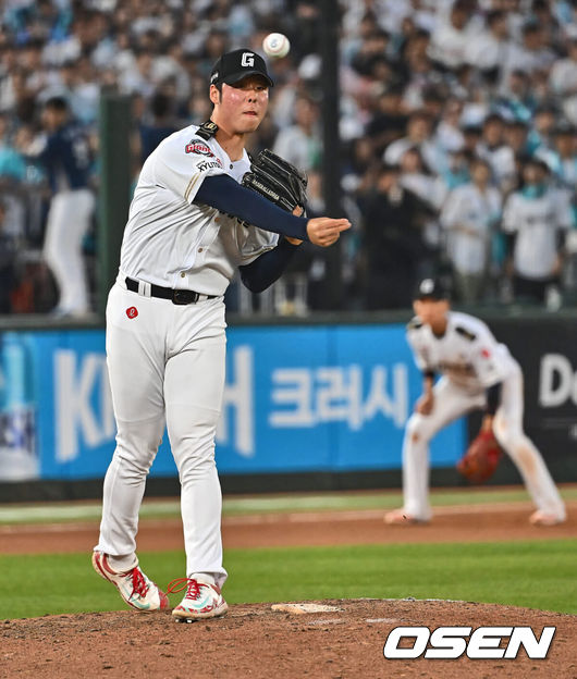 [OSEN=부산, 이석우 기자] 1일 부산 사직야구장에서 2024 신한 SOL 뱅크 KBO 리그 롯데 자이언츠와 NC 다이노스의 경기가 열렸다. 전날 연패 탈출한 롯데는 위닝시리즈를 위해 이민석을 선발로, 8연패에 빠진 NC는 연패 탈출을 위해 카스타노를 선발로 내 세웠다.롯데 자이언츠 전미르가 8회초 무사 1루 NC 다이노스 박건우 타석때 1루 견제를 하고 있다. 이 견제구가 뒤로 빠지면서 최정원의 2루 진루를 허용했고 이어진 박건우의 우익수 오른쪽 2루타로 실점했다. 2024.06.01 / foto0307@osen.co.kr