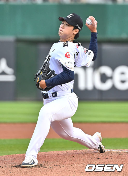 [OSEN=부산, 이석우 기자] 1일 부산 사직야구장에서 2024 신한 SOL 뱅크 KBO 리그 롯데 자이언츠와 NC 다이노스의 경기가 열렸다. 전날 연패 탈출한 롯데는 위닝시리즈를 위해 이민석을 선발로, 8연패에 빠진 NC는 연패 탈출을 위해 카스타노를 선발로 내 세웠다.롯데 자이언츠 선발 투수 이민석이 역투하고 있다. 2024.06.01 / foto0307@osen.co.kr