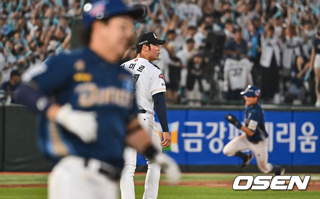 [OSEN=부산, 이석우 기자] 1일 부산 사직야구장에서 2024 신한 SOL 뱅크 KBO 리그 롯데 자이언츠와 NC 다이노스의 경기가 열렸다. 전날 연패 탈출한 롯데는 위닝시리즈를 위해 이민석을 선발로, 8연패에 빠진 NC는 연패 탈출을 위해 카스타노를 선발로 내 세웠다.롯데 자이언츠 전미르가 8회초 무사 2루 NC 다이노스 박건우에게 동점 1타점 적시타를 맞고 타구를 바라보고 있다. 2024.06.01 / foto0307@osen.co.kr