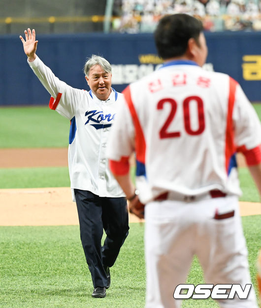 [OSEN=박준형 기자] 김경문 전 감독이 진갑용 코치와 함께 시구, 시포를 하고 있다.  2022.08.23 / soul1014@osen.co.kr