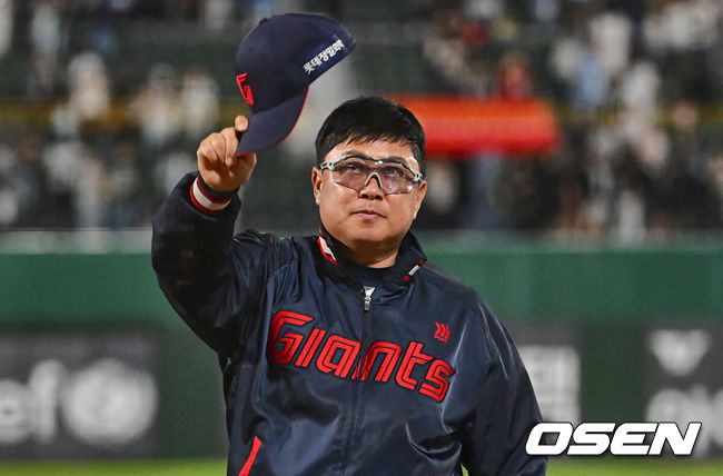 [OSEN=부산, 이석우 기자] 2일 부산 사직야구장에서 2024 신한 SOL 뱅크 KBO 리그 롯데 자이언츠와 NC 다이노스의 경기가 열렸다. 1승씩을 주고 받고 연패 탈출에 성공한 롯데와 NC는 위닝시리즈를 위해 각각 박세웅과 신민혁을 선발로 내세운다.롯데 자이언츠 김태형 감독이 NC 다이노스에 13-4로 승리, 위닝시리즈를 완성하고 팬들에게 인사를 하고 있다. 2024.06.02 / foto0307@osen.co.kr