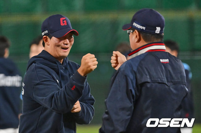 [OSEN=부산, 이석우 기자] 2일 부산 사직야구장에서 2024 신한 SOL 뱅크 KBO 리그 롯데 자이언츠와 NC 다이노스의 경기가 열렸다. 1승씩을 주고 받고 연패 탈출에 성공한 롯데와 NC는 위닝시리즈를 위해 각각 박세웅과 신민혁을 선발로 내세운다.롯데 자이언츠 최이준이 NC 다이노스에 13-4로 승리, 위닝시리즈를 완성하고 김태형 감독과 기쁨을 나누고 있다. 2024.06.02 / foto0307@osen.co.kr