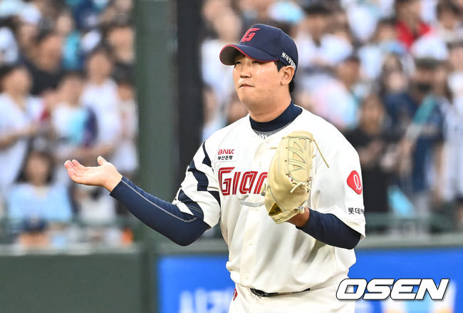 [OSEN=부산, 이석우 기자] 2일 부산 사직야구장에서 2024 신한 SOL 뱅크 KBO 리그 롯데 자이언츠와 NC 다이노스의 경기가 열렸다. 1승씩을 주고 받고 연패 탈출에 성공한 롯데와 NC는 위닝시리즈를 위해 각각 박세웅과 신민혁을 선발로 내세운다.롯데 자이언츠 최이준이 5회초 2사 1,2루 NC 다이노스 김형준을 포수 태그 아웃으로 잡고 기뻐하고 있다. 2024.06.02 / foto0307@osen.co.kr