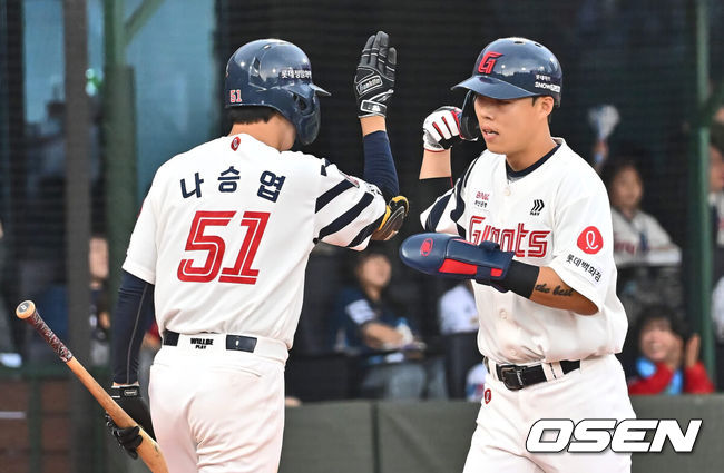 [OSEN=부산, 이석우 기자] 2일 부산 사직야구장에서 2024 신한 SOL 뱅크 KBO 리그 롯데 자이언츠와 NC 다이노스의 경기가 열렸다. 1승씩을 주고 받고 연패 탈출에 성공한 롯데와 NC는 위닝시리즈를 위해 각각 박세웅과 신민혁을 선발로 내세운다.롯데 자이언츠 고승민이 4회말 1사 2,3루 이정훈의 우익수 앞 2타점 안타 때 득점을 올리고 하이파이브를 하고 있다. 2024.06.02 / foto0307@osen.co.kr