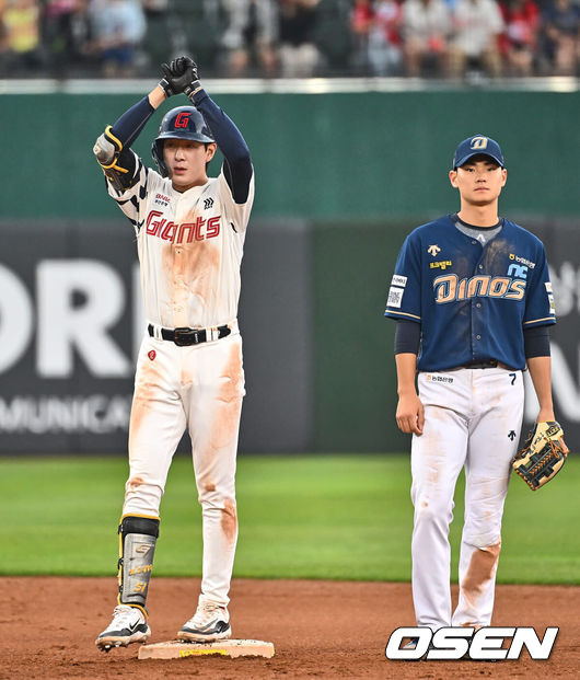 [OSEN=부산, 이석우 기자] 2일 부산 사직야구장에서 2024 신한 SOL 뱅크 KBO 리그 롯데 자이언츠와 NC 다이노스의 경기가 열렸다. 1승씩을 주고 받고 연패 탈출에 성공한 롯데와 NC는 위닝시리즈를 위해 각각 박세웅과 신민혁을 선발로 내세운다.롯데 자이언츠 나승엽이 4회말 1사 1루 이정훈의 우익수 오른쪽 2루타를 치고 세리머니를 하고 있다. 2024.06.02 / foto0307@osen.co.kr