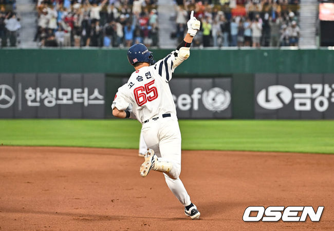 [OSEN=부산, 이석우 기자] 2일 부산 사직야구장에서 2024 신한 SOL 뱅크 KBO 리그 롯데 자이언츠와 NC 다이노스의 경기가 열렸다. 1승씩을 주고 받고 연패 탈출에 성공한 롯데와 NC는 위닝시리즈를 위해 각각 박세웅과 신민혁을 선발로 내세운다.롯데 자이언츠 고승민이 6회말 2사 만루 우월 만루 홈런을 치고 손을 번쩍 들어 세리머니를 하고 있다. 2024.06.02 / foto0307@osen.co.kr