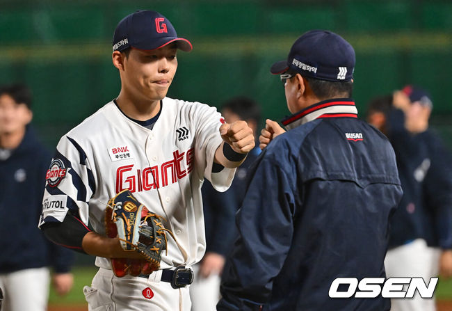 [OSEN=부산, 이석우 기자] 2일 부산 사직야구장에서 2024 신한 SOL 뱅크 KBO 리그 롯데 자이언츠와 NC 다이노스의 경기가 열렸다. 롯데 고승민이 김태형 감독과 기쁨을 나누고 있다. 2024.06.02 / foto0307@osen.co.kr