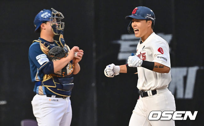 [OSEN=부산, 이석우 기자] 2일 부산 사직야구장에서 2024 신한 SOL 뱅크 KBO 리그 롯데 자이언츠와 NC 다이노스의 경기가 열렸다. 1승씩을 주고 받고 연패 탈출에 성공한 롯데와 NC는 위닝시리즈를 위해 각각 박세웅과 신민혁을 선발로 내세운다.롯데 자이언츠 고승민이 6회말 2사 만루 우월 만루 홈런을 치고 하이파이브를 하고 있다. 2024.06.02 / foto0307@osen.co.kr