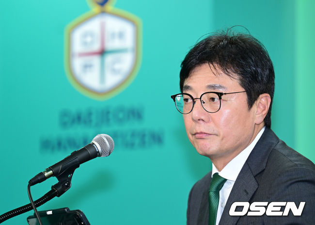 [OSEN=대전, 김성락 기자] 5일 오후 대전 유성구 대전월드컵경기장에서 황선홍 감독의 대전하나시티즌 취임 기자회견이 열렸다. 대전 황선홍 감독이 취재진의 질문에 대답하고 있다. 2024.06.05 / ksl0919@osen.co.kr  