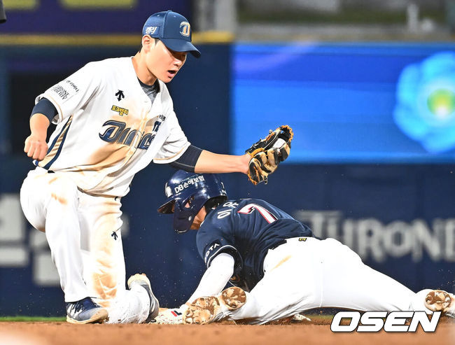 [OSEN=창원, 이석우 기자] 4일 창원NC파크에서 2024 신한 SOL 뱅크 KBO 리그 NC 다이노스와 두산 베어스의 경기가 열렸다. 홈팀 NC는 하트, 원정팀 두산은 최준호를 선발로 내세웠다.두산 베어스 이유찬이 9회초 1사 1루 조수행 타석때 2루 도루를 시도, 비디오 판독 끝에 아웃되고 있다. 2024.06.04 / foto0307@osen.co.kr