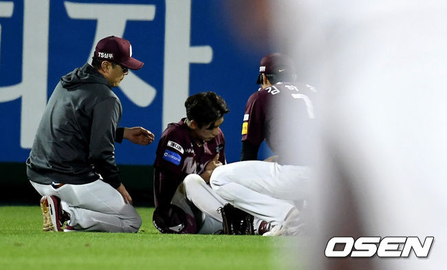 2018년 포스트시즌 당시 어깨 탈구 부상을 당했던 이정후. 어깨 부상 이후 이정후는 왼 어깨 전하방 관절와순 봉합 수술을 받았다. /OSEN DB