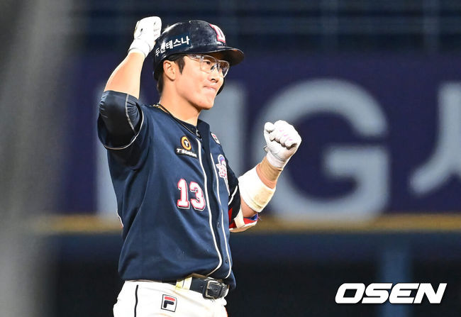 [OSEN=창원, 이석우 기자] 5일 창원NC파크에서 2024 신한 SOL 뱅크 KBO 리그 NC 다이노스와 두산 베어스의 경기가 열렸다. 홈팀 NC는 김시훈, 원정팀 두산은 곽빈을 선발로 내세웠다.두산 베어스 허경민이 연장 10회초 1사 3루 좌익수 왼쪽 1타점 2루타를 치고 세리머니를 하고 있다. 2024.06.05 / foto0307@osen.co.kr