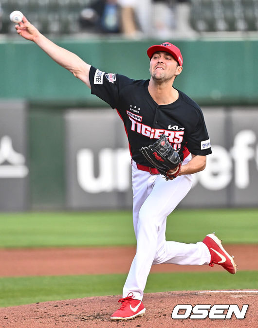 [OSEN=부산, 이석우 기자] 21일 부산 사직구장에서 2024 신한 SOL 뱅크 KBO 리그 롯데 자이언츠와 KIA 타이거즈의 경기가 열렸다. 두산과의 연장 무승부를 기록한 롯데는 반즈를 선발로 내세우고 NC전 스윕승을 올린 KIA는 네일을 선발로 기세를 이어간다.KIA 타이거즈 선발 투수 네일이 역투하고 있다. 2024.05.21 / 