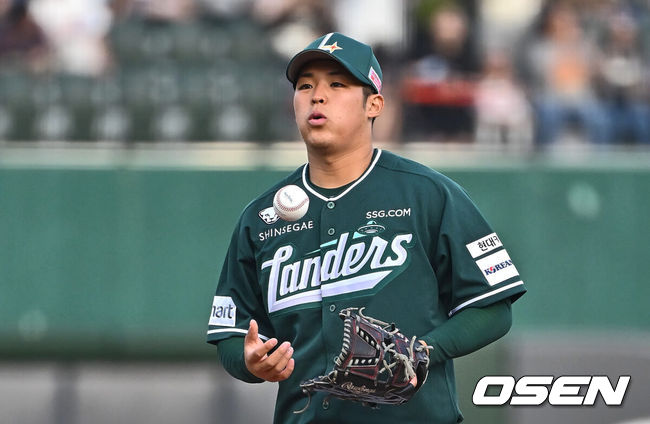 [OSEN=부산, 이석우 기자] 7일 부산 사직야구장에서 2024 신한 SOL 뱅크 KBO 리그 롯데 자이언츠와 SSG 랜더스의 경기가 열렸다. 홈팀 롯데는 이민석이 데뷔 첫 선발승에 도전하고 원정팀 SSG는 지난 1일 키움과의 데뷔전에서 첫 승리를 챙긴 시라카와가 선발로 출전한다.SSG 랜더스 선발 투수 시라카와가 1회말 4실점하고 아쉬워하고 있다. 2024.06.07 / foto0307@osen.co.kr