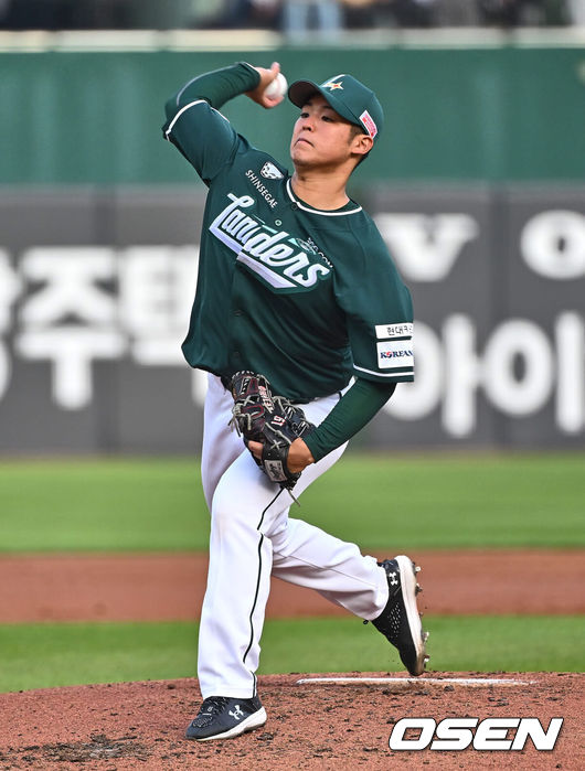 [OSEN=부산, 이석우 기자] 7일 부산 사직야구장에서 2024 신한 SOL 뱅크 KBO 리그 롯데 자이언츠와 SSG 랜더스의 경기가 열렸다. 홈팀 롯데는 이민석이 데뷔 첫 선발승에 도전하고 원정팀 SSG는 지난 1일 키움과의 데뷔전에서 첫 승리를 챙긴 시라카와가 선발로 출전한다.SSG 랜더스 선발 투수 시라카와가 역투하고 있다. 2024.06.07 / foto0307@osen.co.kr