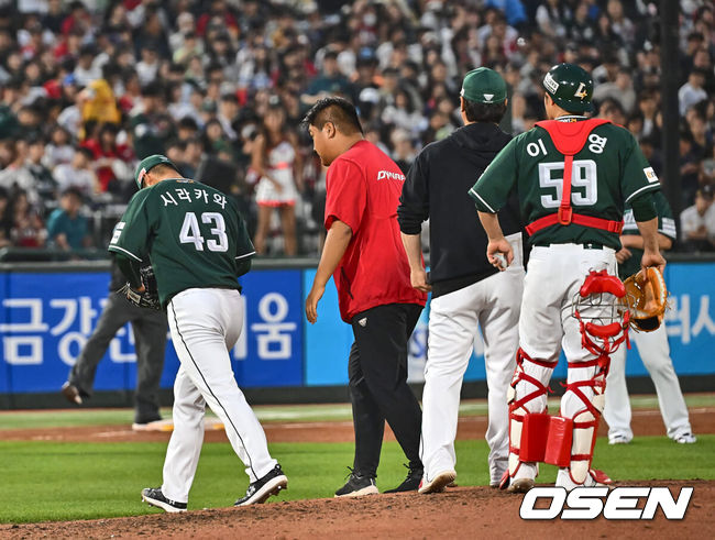 [OSEN=부산, 이석우 기자] 7일 부산 사직야구장에서 2024 신한 SOL 뱅크 KBO 리그 롯데 자이언츠와 SSG 랜더스의 경기가 열렸다. 홈팀 롯데는 이민석이 데뷔 첫 선발승에 도전하고 원정팀 SSG는 지난 1일 키움과의 데뷔전에서 첫 승리를 챙긴 시라카와가 선발로 출전한다.SSG 랜더스 시라카와가 2회말 3실점하고 교체되고 있다. 2024.06.07 / foto0307@osen.co.kr