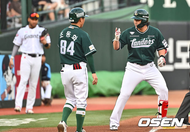 [OSEN=부산, 이석우 기자] 7일 부산 사직야구장에서 2024 신한 SOL 뱅크 KBO 리그 롯데 자이언츠와 SSG 랜더스의 경기가 열렸다. 홈팀 롯데는 이민석이 데뷔 첫 선발승에 도전하고 원정팀 SSG는 지난 1일 키움과의 데뷔전에서 첫 승리를 챙긴 시라카와가 선발로 출전한다.SSG 랜더스 최정이 1회초 1사 2루 우익수 오른쪽 가르는 1타점 3루타를 치고 세리머니를 하고 있다. 2024.06.07 / foto0307@osen.co.kr