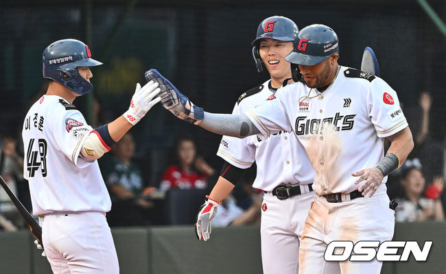 [OSEN=부산, 이석우 기자] 7일 부산 사직야구장에서 2024 신한 SOL 뱅크 KBO 리그 롯데 자이언츠와 SSG 랜더스의 경기가 열렸다. 홈팀 롯데는 이민석이 데뷔 첫 선발승에 도전하고 원정팀 SSG는 지난 1일 키움과의 데뷔전에서 첫 승리를 챙긴 시라카와가 선발로 출전한다.롯데 자이언츠 레이예스가 1회말 1사 1,3루 나승엽의 우익수 오른쪽 1타점 안타 후 우익수 포구 실책을 틈타 득점을 올린 후 고승민과 기쁨을 나누고 있다. 2024.06.07 / foto0307@osen.co.kr