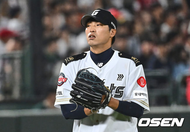 [OSEN=부산, 이석우 기자] 7일 부산 사직야구장에서 2024 신한 SOL 뱅크 KBO 리그 롯데 자이언츠와 SSG 랜더스의 경기가 열렸다. 홈팀 롯데는 이민석이 데뷔 첫 선발승에 도전하고 원정팀 SSG는 지난 1일 키움과의 데뷔전에서 첫 승리를 챙긴 시라카와가 선발로 출전한다.롯데 자이언츠 구승민이 7회초 2사 1루 SSG 랜더스 최정을 좌익수 플라이로 잡고 기뻐하고 있다. 2024.06.07 / foto0307@osen.co.kr