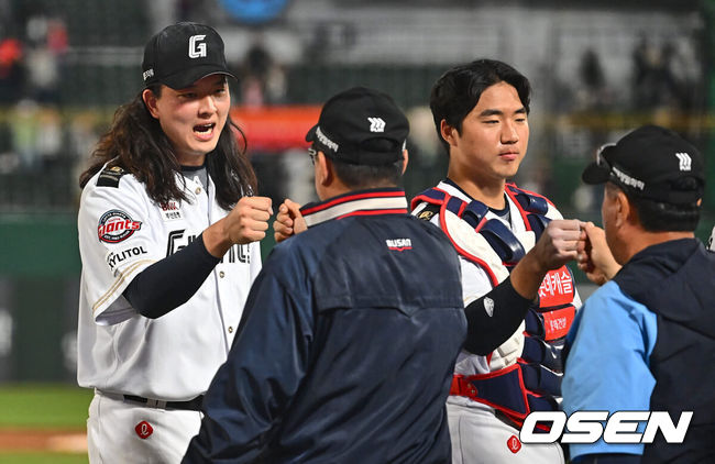 [OSEN=부산, 이석우 기자] 7일 부산 사직야구장에서 2024 신한 SOL 뱅크 KBO 리그 롯데 자이언츠와 SSG 랜더스의 경기가 열렸다. 홈팀 롯데는 이민석이 데뷔 첫 선발승에 도전하고 원정팀 SSG는 지난 1일 키움과의 데뷔전에서 첫 승리를 챙긴 시라카와가 선발로 출전한다.롯데 자이언츠 김원중이 SSG 랜더스를 11-7로 이기고 8위로 올라 서며 김태형 감독과 기쁨을 나누고 있다. 2024.06.07 / foto0307@osen.co.kr