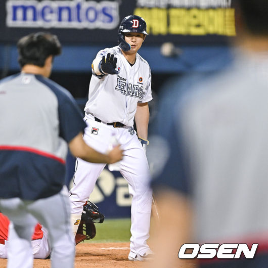 [OSEN=잠실, 박준형 기자] 프로야구 두산 베어스가 만원 관중 앞에서 짜릿한 끝내기승리를 맛봤다.두산 베어스는 7일 서울 잠실구장에서 열린 2024 신한 SOL뱅크 KBO리그 KIA 타이거즈와의 시즌 10차전에서 연장 11회 접전 끝 6-5 끝내기승리를 거뒀다. 두산은 3연전 기선제압과 함께 4연승을 질주하며 시즌 36승 2무 27패를 기록했다. 홈경기 3연패도 끊어냈다.연장 11회말 무사 만루 두산 김재환이 사구를 몸에 맞은뒤 동료들을 향해 손짓하고 있다.  2024.06.07 /   soul1014@osen.co.kr