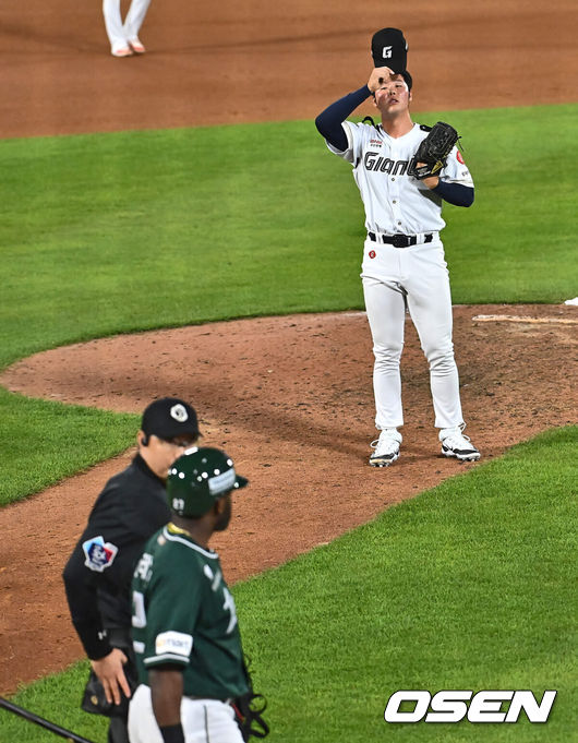 [OSEN=부산, 이석우 기자] 7일 부산 사직야구장에서 2024 신한 SOL 뱅크 KBO 리그 롯데 자이언츠와 SSG 랜더스의 경기가 열렸다. 홈팀 롯데는 이민석이 데뷔 첫 선발승에 도전하고 원정팀 SSG는 지난 1일 키움과의 데뷔전에서 첫 승리를 챙긴 시라카와가 선발로 출전한다.롯데 자이언츠 전미르가 6회초 2사 1루 SSG 랜더스 에레디아에게 몸에 맞는 볼을 던지고 답답한 듯한 표정으로 바라보고 있다. 2024.06.07 / foto0307@osen.co.kr