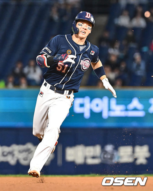 [OSEN=창원, 이석우 기자] 5일 창원NC파크에서 2024 신한 SOL 뱅크 KBO 리그 NC 다이노스와 두산 베어스의 경기가 열렸다. 홈팀 NC는 김시훈, 원정팀 두산은 곽빈을 선발로 내세웠다.두산 베어스 조수행이 연장 10회초 무사 우익수 오른쪽 3루타를 치고 진루하고 있다. 2024.06.05 / foto0307@osen.co.kr