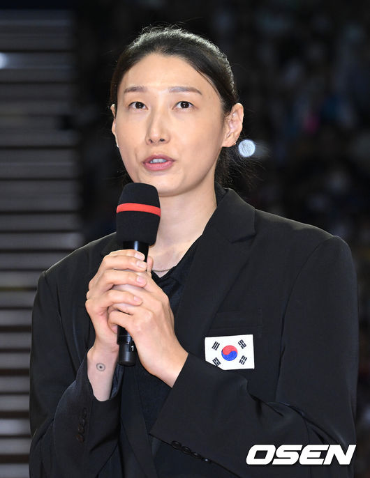 [OSEN=잠실, 이대선 기자] 배구여제 흥국생명 핑크스파이더스 김연경(36)이 국가대표 은퇴경기를 승리로 장식했다. 김연경은 8일 서울 잠실실내체육관에서 열린 ‘KYK INVITATIONAL 2024’ 김연경 국가대표 은퇴경기에서 팀 대한민국 소속으로 출전해 70-60으로 승리했다. 경기 후 은퇴식에서 김연경이 소감을 말하고 있다. 2024.06.08 /sunday@osen.co.kr