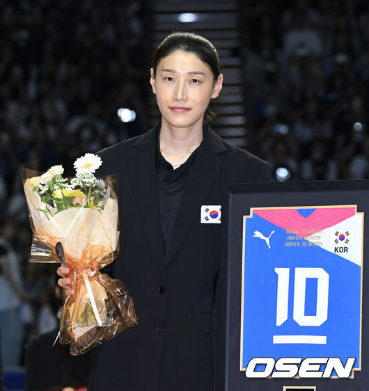 [OSEN=잠실, 이대선 기자] 배구여제 흥국생명 핑크스파이더스 김연경(36)이 국가대표 은퇴경기를 승리로 장식했다. 김연경은 8일 서울 잠실실내체육관에서 열린 ‘KYK NVITATIONAL 2024’ 김연경 국가대표 은퇴경기에서 팀 대한민국 소속으로 출전해 70-60으로 승리했다. 경기 종료 후 진행된 국가대표 은퇴식에서 기념패를 받은 김연경이 기념촬영을 하고 있다. 2024.06.08 /sunday@osen.co.kr