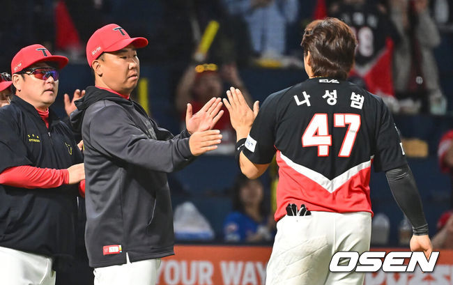 [OSEN=창원, 이석우 기자] 30일 창원NC파크에서 2024 신한 SOL 뱅크 KBO 리그 NC 다이노스와 KIA 타이거즈의 경기가 열렸다. 5연패에 빠진 NC는 키움 김휘집을 트레이드 해 영입했고 이날 선발로 NC 다이노스가 김시훈을 내세워 6연패를 탈출을 시도한다. KIA는 최근 4경기 연속 5이닝 이상을 소화하며 선발로 자리잡은 황동하가 마운드에 올라와 시리즈 스윕을 노린다.KIA 타이거즈 이범호 감독이 NC 다이노스에 11-2로 승리, 스윕승을 올리고 나성범과 하이파이브를 하고 있다. 2024.05.30 / foto0307@osen.co.kr