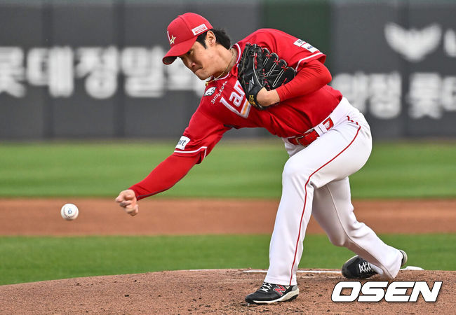 [OSEN=부산, 이석우 기자] 25일 부산 사직구장에서 2024 신한 SOL 뱅크 KBO 리그 롯데 자이언츠와 SSG 랜더스의 경기가 열렸다. 롯데는 전날 SSG 추신수에게 2000안타, 최정에게 468호 홈런을 허용하는 등 '대기록의 희생자’가 됐지만 안경 에이스 박세웅을 선발로 내세워 분위기 반전을 꾀하고 SSG는 상승 분위기를 이어가기 위해 박종훈이 선발로 출전한다.SSG 랜더스 선발 투수 박종훈이 역투하고 있다. 2024.04.25 / foto0307@osen.co.kr