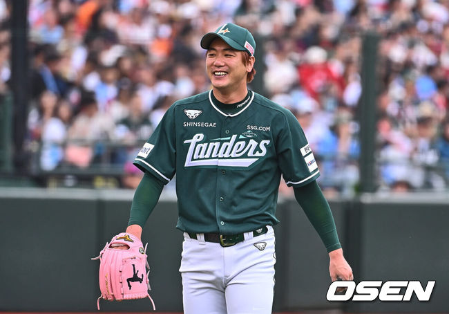 [OSEN=부산, 이석우 기자] 9일 부산 사직야구장에서 2024 신한 SOL 뱅크 KBO 리그 롯데 자이언츠와 SSG 랜더스의 더블헤더 1차전 경기가 열렸다. 주말 3연전 첫 승리를 거머쥔 롯데는 안경 에이스 박세웅을 더블헤더 1차전 선발로, SSG는 10여일 휴식을 취하고 돌아온 김광현을 선발로 내세웠다.SSG 랜더스 선발 투수 김광현이 1회말 수비를 무실점으로 막고 미소짓고 있다. 2024.06.09 / foto0307@osen.co.kr