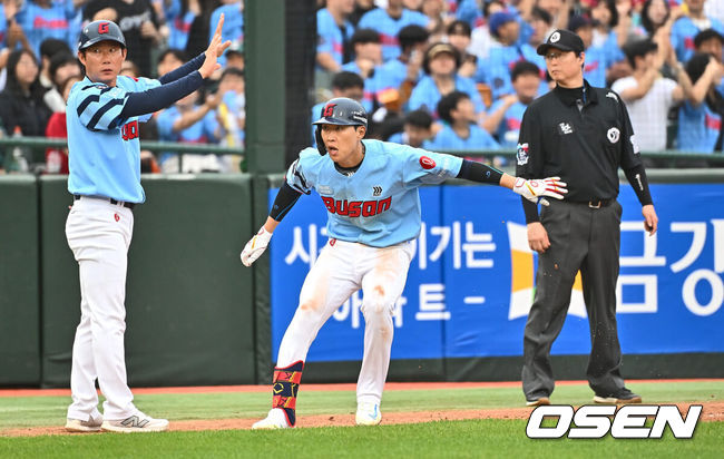 [OSEN=부산, 이석우 기자] 9일 부산 사직야구장에서 2024 신한 SOL 뱅크 KBO 리그 롯데 자이언츠와 SSG 랜더스의 더블헤더 2차전 경기가 열렸다. 홈팀 롯데는 윌커슨을 더블헤더 2차전 선발로, SSG는 송영진을 선발로 내세웠다.롯데 자이언츠 박승욱이 2회말 1사 1루 우중간 1타점 3루타를 치고 볼 빠지는 홈을 노리고 있다. 2024.06.09 / foto0307@osen.co.kr