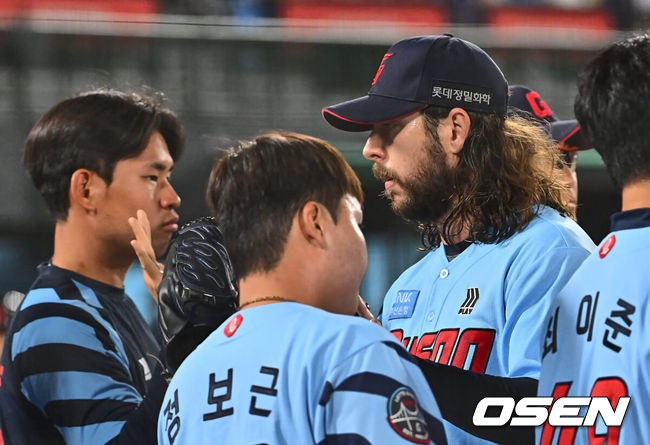 [OSEN=부산, 이석우 기자] 9일 부산 사직야구장에서 2024 신한 SOL 뱅크 KBO 리그 롯데 자이언츠와 SSG 랜더스의 더블헤더 2차전 경기가 열렸다. 홈팀 롯데는 윌커슨을 더블헤더 2차전 선발로, SSG는 송영진을 선발로 내세웠다.롯데 자이언츠 선발 투수 윌커슨이 7회초 수비를 마치고 하이파이브를 하고 있다. 2024.06.09 / foto0307@osen.co.kr