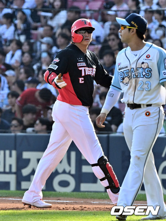 [OSEN=잠실, 조은정 기자]9일 오후 서울 잠실구장에서 ‘2024 신한 SOL BANK KBO리그’ 두산 베어스와 KIA 타이거즈의 경기가 열렸다.이날 두산 베어스는 최준호를, KIA 타이거즈는 윤영철을 선발 투수로 내세웠다.2회초 1사 2루 KIA 나성범이 적시타를 때려낸 뒤 기뻐하고 있다. 2024.06.09 /cej@osen.co.kr