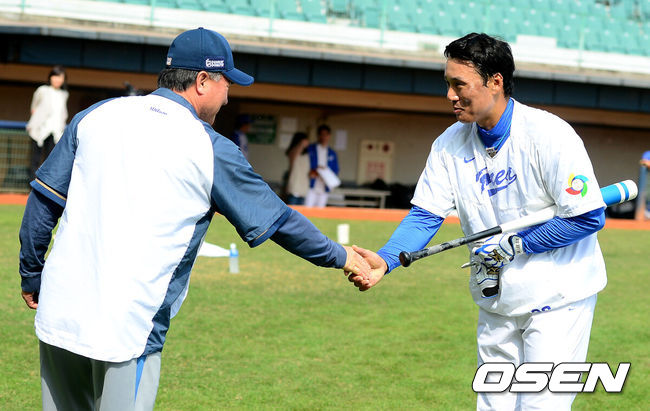 [OSEN=도류(대만), 지형준 기자] 2013 월드베이스볼클래식(WBC 2013) 대한민국 대표팀이 19일 오전 대만 자이현 도류구장에서 훈련을 가졌다.NC와의 연습경기에 앞서 김경문 감독과 대표팀 이승엽이 인사를 나누고 있다.한국은 지난 12일 대만에 입성, 도류구장에서 훈련한뒤 NC와 연습경기를 가진 후 타이중으로 이동해 3월 2일 네덜란드와의 경기를 시작으로 1라운드 대회를 시작한다.네덜란드전을 시작으로 호주(4일), 대만(5일)과 차례로 격돌한다. 1라운드 조 2위까지 2라운드에 진출한다. 2라운드에서는 A조(일본·쿠바·브라질·중국) 1·2위와 대결한다./jpnews@osen.co.kr