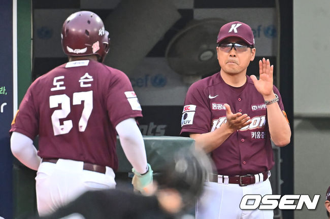 [OSEN=부산, 이석우 기자] 11일 부산 사직야구장에서 2024 신한 SOL 뱅크 KBO 리그 롯데 자이언츠와 SSG 랜더스의 더블헤더 2차전 경기가 열렸다. 홈팀 롯데는 한현희가 시즌 2승에 도전하고 꼴찌로 쳐진 키움은 하영민이 선발로 나서 반등을 노린다.키움 히어로즈 홍원기 감독이 3회초 무사 2,3루 송성문의 중견수 앞 2타점 안타 때 득점을 올린 도슨을 환영하고 있다. 2024.06.11 / foto0307@osen.co.kr