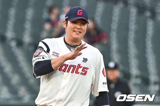 [OSEN=부산, 이석우 기자] 11일 부산 사직야구장에서 2024 신한 SOL 뱅크 KBO 리그 롯데 자이언츠와 SSG 랜더스의 더블헤더 2차전 경기가 열렸다. 홈팀 롯데는 한현희가 시즌 2승에 도전하고 꼴찌로 쳐진 키움은 하영민이 선발로 나서 반등을 노린다.롯데 자이언츠 한현희가 3회초 키움 히어로즈 이주형에게 몸에 맞는 볼을 던진 후 사과하고 있다. 2024.06.11 / foto0307@osen.co.kr