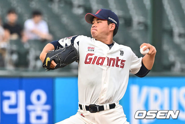 [OSEN=부산, 이석우 기자] 12일 부산 사직야구장에서 2024 신한 SOL 뱅크 KBO 리그 롯데 자이언츠와 키움 히어로즈와의 경기가 열렸다. 홈팀 롯데는 김진욱이 시즌 2승에 도전하고 키움도 좌완 선발 이종민이 등판한다.롯데 자이언츠 선발 투수 김진욱이 역투하고 있다. 2024.06.12 / foto0307@osen.co.kr